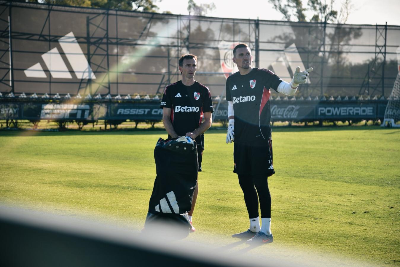 Imagen Barovero, nuevo entrenador de arqueros, junto a Armani. Dos leyendas del arco de River.