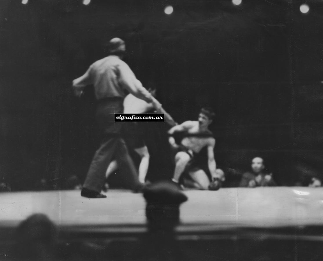 Muñeco al suelo. Ray Miller cae frente a la andanada de golpes de Suárez. Ganó por puntos el argentino.