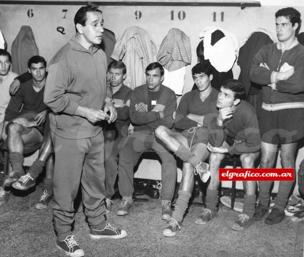 Imagen En la Selección Argentina previo al Mundial 1966, lo escuchan Albretch, Mas, Perfumo, Santoro, entre otros.