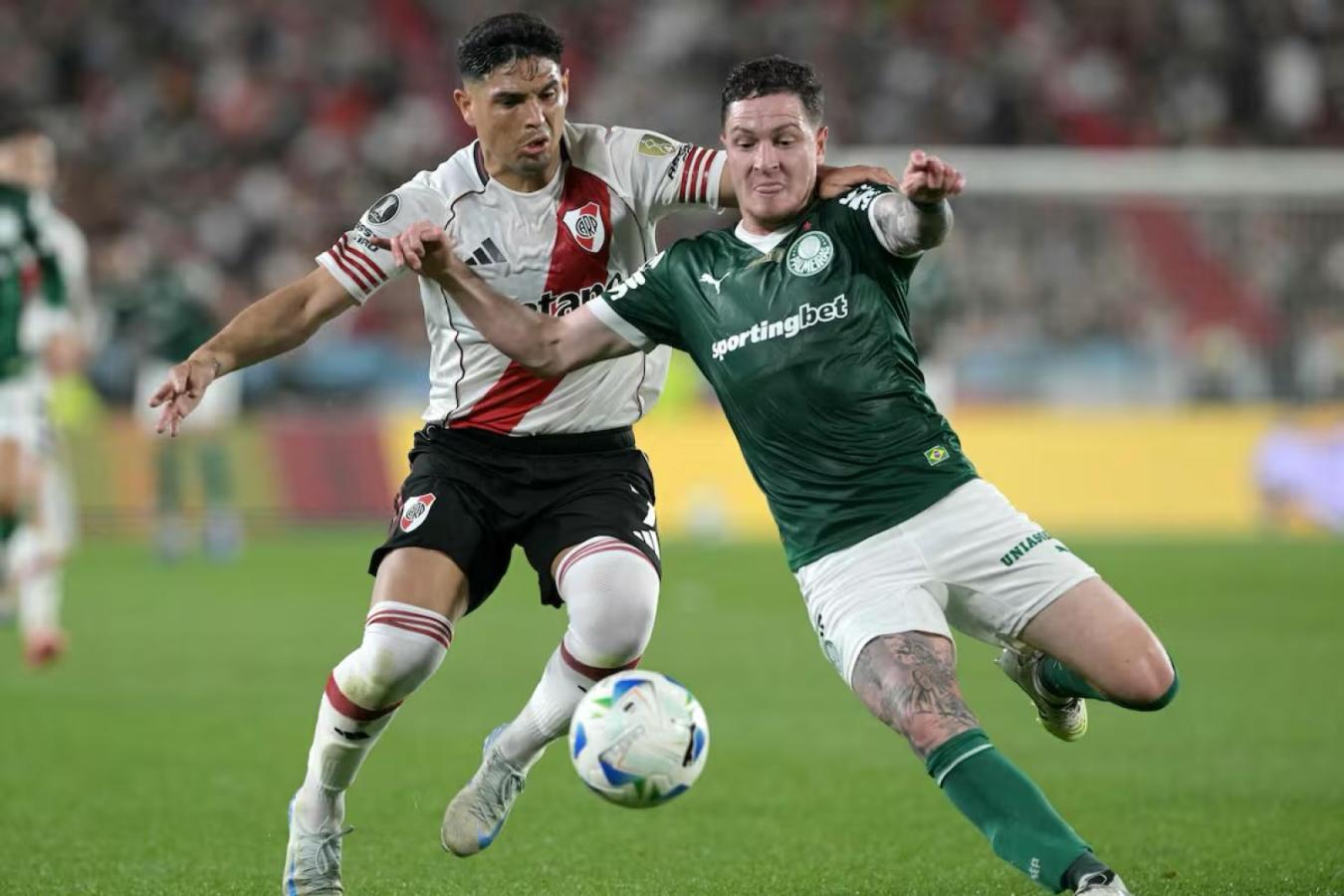 Imagen Aníbal Moreno disputa el balón con Maxi Salas durante los cuartos de final de la Libertadores 2025.