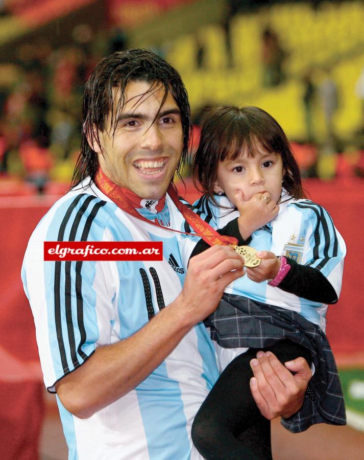 Imagen Tévez y su hija Flopi. Festejo bien argentino en Moscú, donde se jugó la final de la Champions 2008.