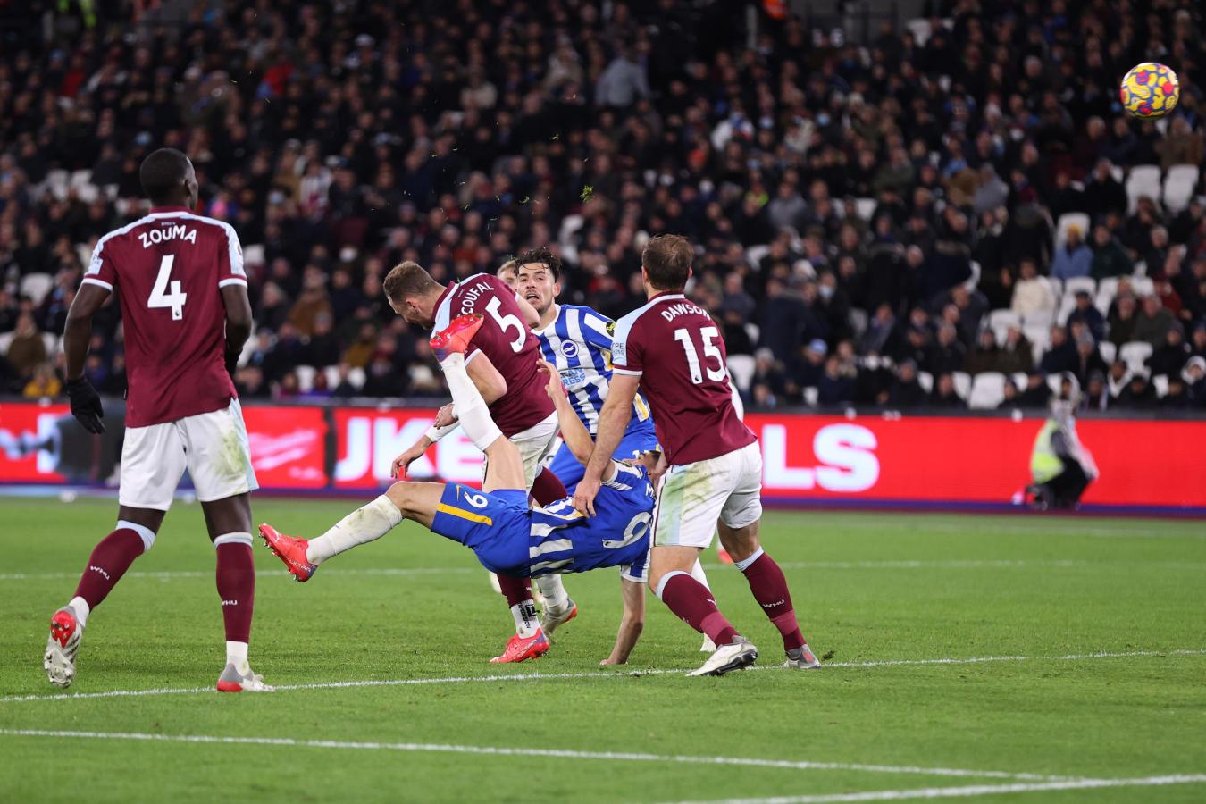 Imagen Neal Maupay ya sacó esa chilena espectacular que dejará sin chances al polaco Lukasz Fabianski para empatar en Londres. Foto: Premier League