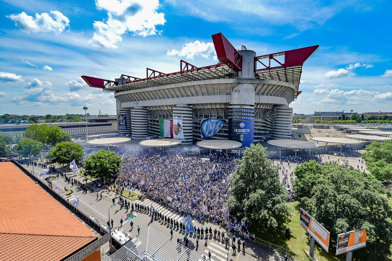 Una multitud le dio la bienvenida al plantel en el Giuseppe Meazza