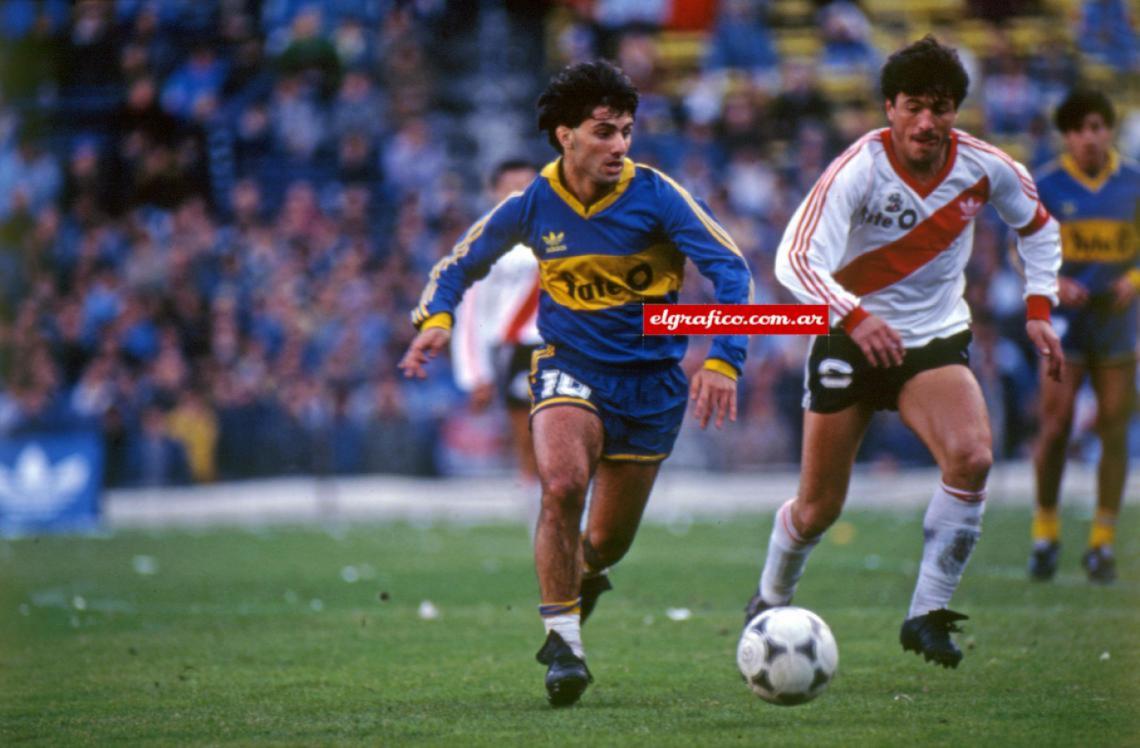 Imagen En un Superclásico defendiendo la camiseta de Boca, quien lo marca es nada más y nada menos que Daniel Passarella.
