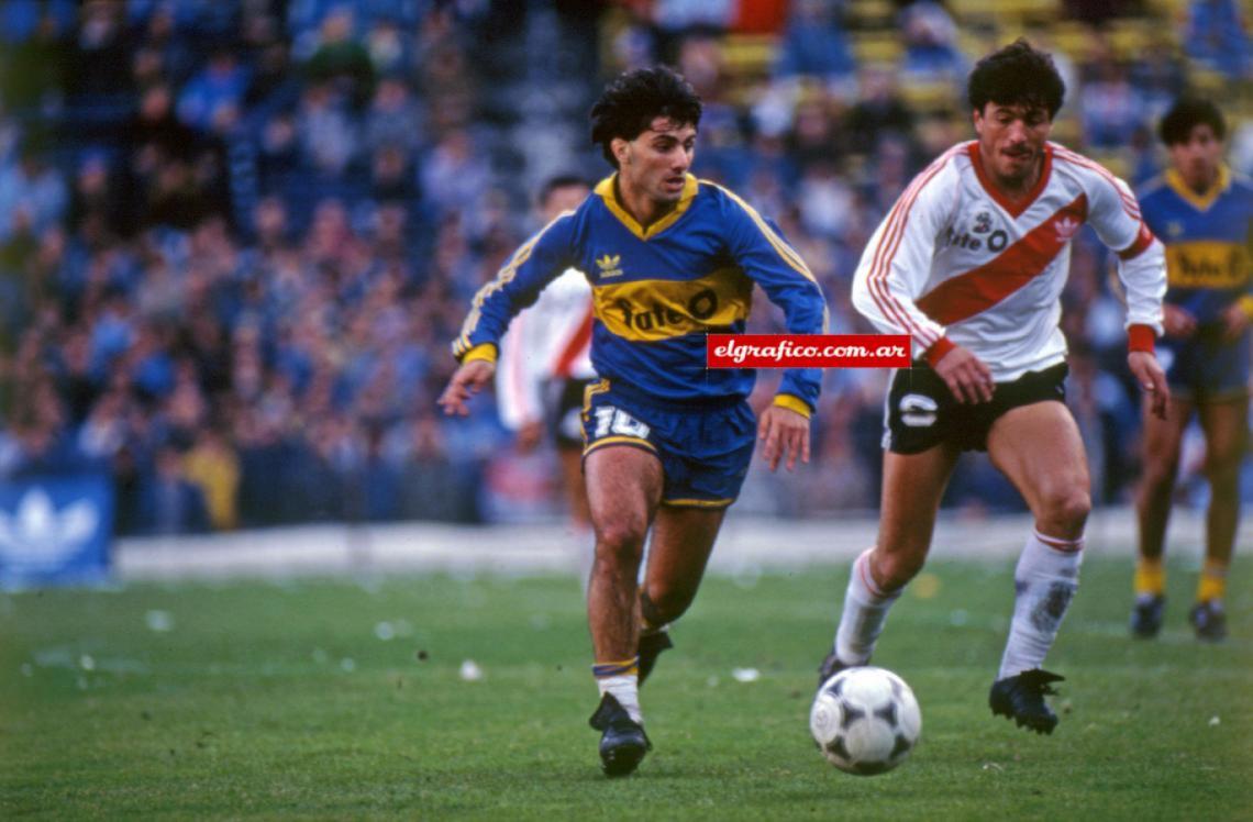 En un Superclásico defendiendo la camiseta de Boca, quien lo marca es nada más y nada menos que Daniel Passarella.