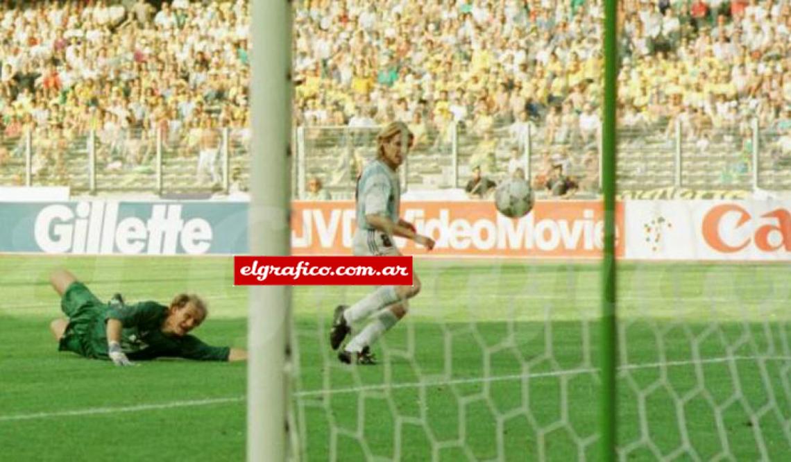 Imagen Sin frenar su carrera la metió de un zurdazo en la red. Era el sueño cumplido. El milagro de Turín. El gol increíble de un partido increíble. 