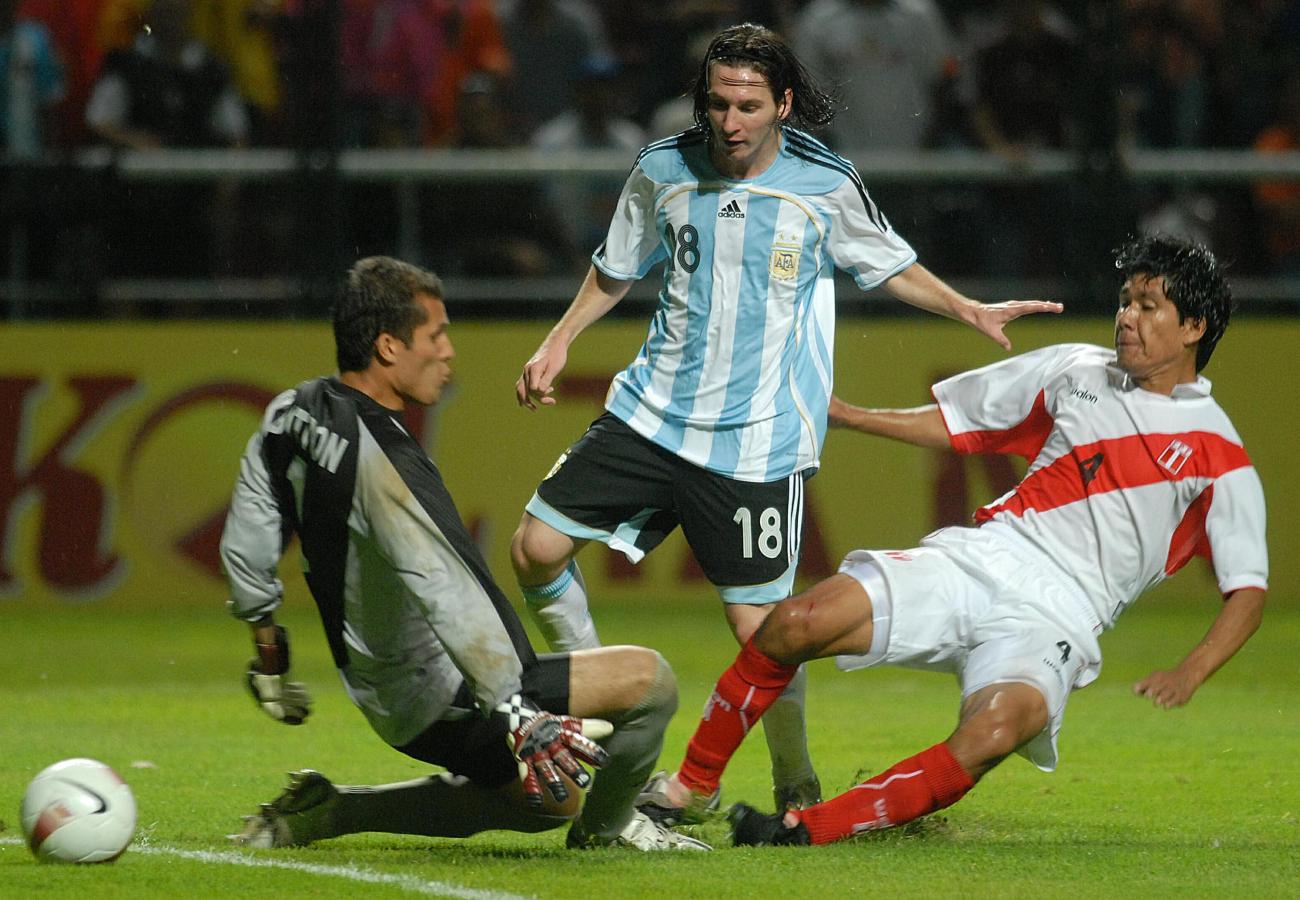 Imagen El momento de la definición de Messi contra Perú, en la Copa América 2007 (FOTOBAIRES)