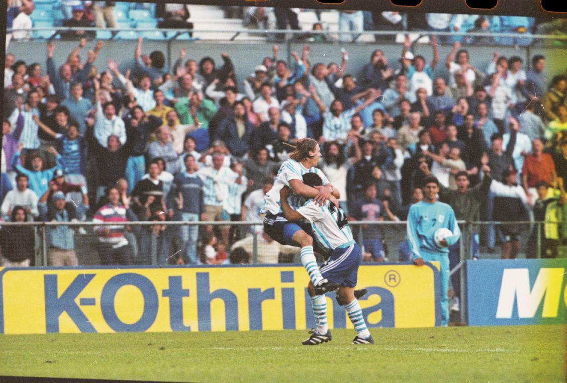Festejo de gol Bastia se cuelga de Maximiliano Estévez, en el 1-1 ante Newell´s, en 1999.