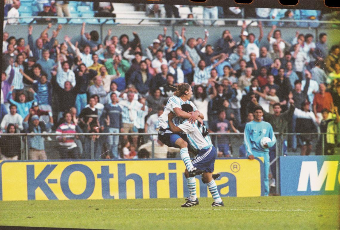 Imagen Festejo de gol Bastia se cuelga de Maximiliano Estévez, en el 1-1 ante Newell´s, en 1999.