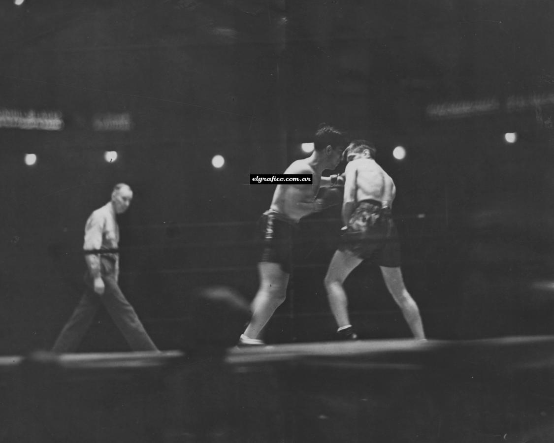 Imagen Torito en el Madison. El 3 de octubre de 1930 Justo Suárez pelea en el mítico Madison Square Garden frente a Ray Miller, un pegador que había peleado con los mejores livianos de su época.
