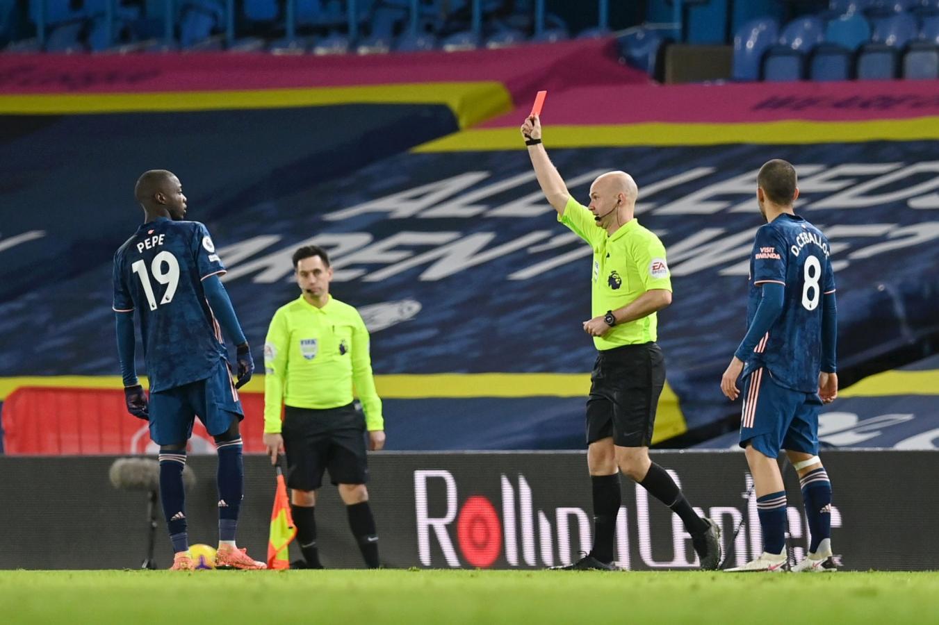 Anthony Taylor expulsa a Nicolas Pepé por un cabezazo contra Alioski.
