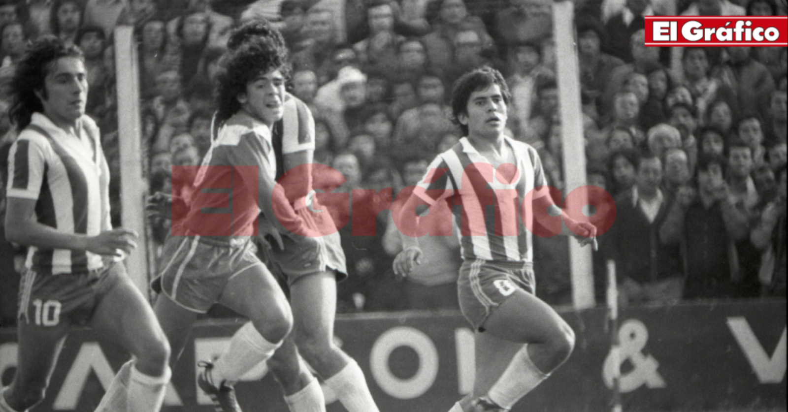 Imagen Un Diego de apenas 15 años observa atento el partido