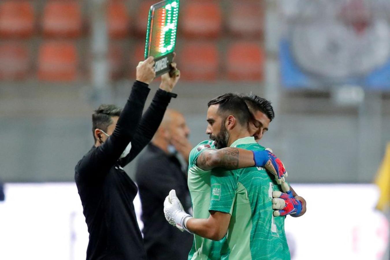 Imagen Claudio Bravo fue reemplazado contra Argentina por lesión