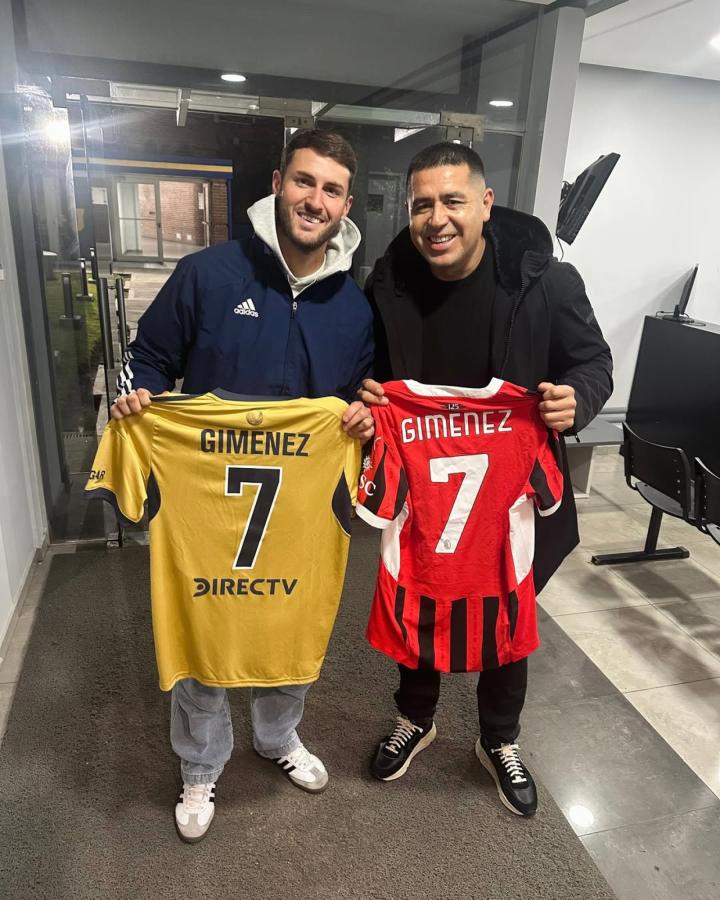 Imagen Santi Giménez, con Riquelme en la cancha de Boca.
