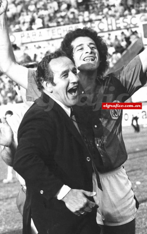 Imagen Lorenzo fue campeón en San Lorenzo del Metropolitano y del Nacional de 1972.