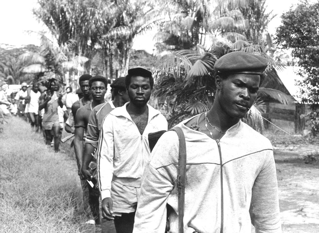 Imagen Ronnie Brunswijjk encabeza la fila en la jungla de Surinam. Corría el año 1986. Foto Crédito Cor Speksnijder / ANP MAG / ANP via AFP