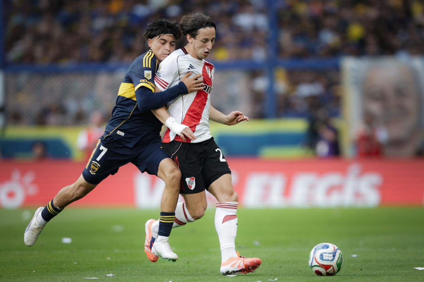 Imagen Galarza Fonda llegó a River en el último mercado de pases y su nivel ha sido bajísimo. ¿Seguirá en Núñez en 2026? Fotobaires.