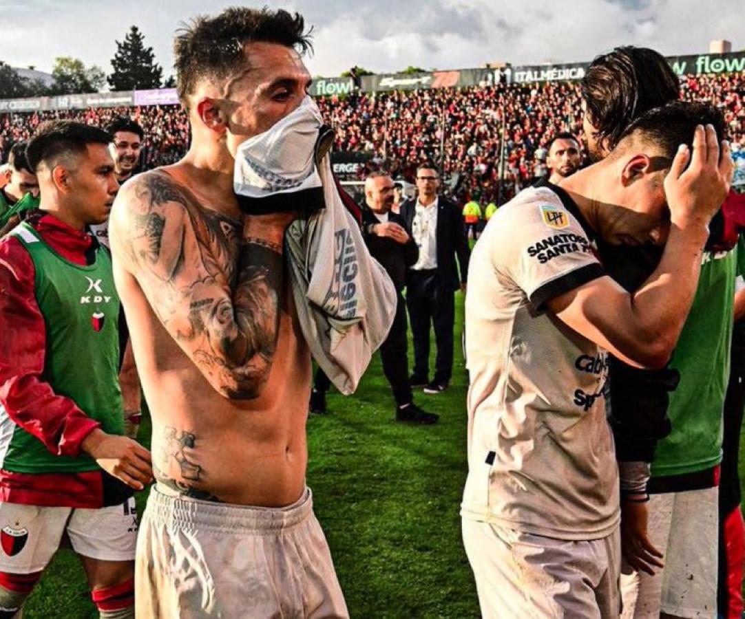 Imagen La tristeza de Colón por el descenso tras la derrota con Gimnasia en Rosario.