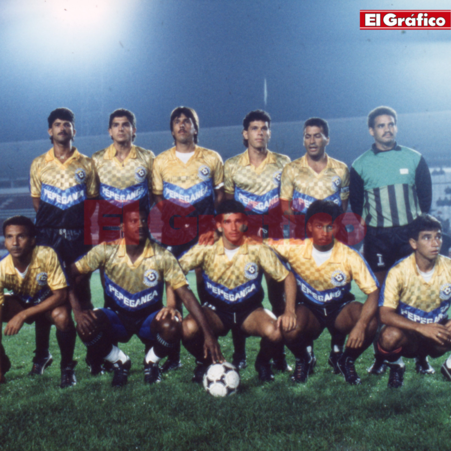 Imagen La formación del Deportivo Pepeganga que jugaría contra Independiente, en 1990, la noche del 15 de agosto.
