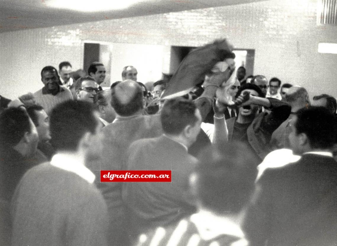 Imagen "...PORQUE ESTE AÑO DE AVELLANEDA, DE AVELANEDA... SALDRA EL CAMPEON MUNDIAL...!" Con una final adecuada a las nuevas circunstancias. Ese grito atronó el vestuario.