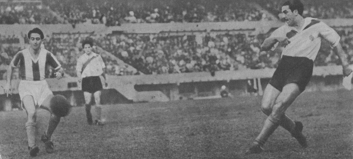 Imagen De Terán intercepta un pase de Moreno a Pedernera. Estos futbolers que formaron un ala izquierda famosa en temporadas anteriores, actuaron ahora a la derecha y lo hicieron bastante bien pese al cambio.