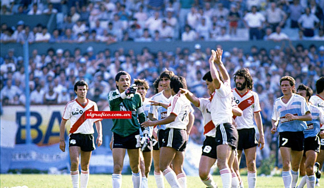 Imagen En 1987 vuelve a Argentina a jugar nuevamente en Racing Club. En la foto su recordada expulsión frente a River, después de un encontronazo con Borelli y, fundamentalmente, con Carlos Enrique. “Me dijo cosas tremendas, inaceptables como hombre… Les pido perdón a todos, pero no pude contenerme”.