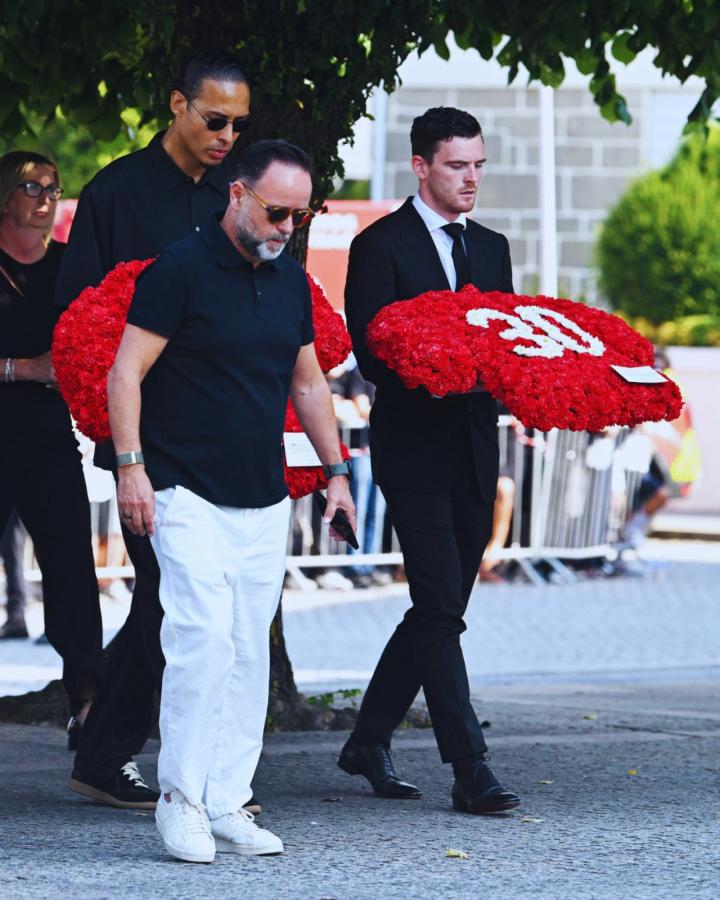 Imagen Van dijk y Robertson llevaron ofrendas relacionadas con Liverpool al funeral.