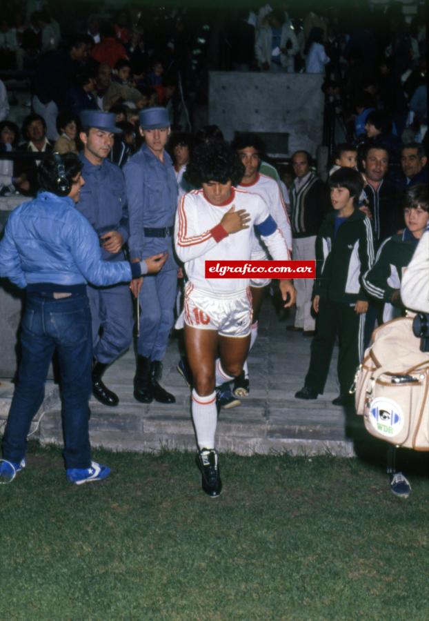 Imagen Diego viste la camiseta de Argentinos, club que lo vio nacer.