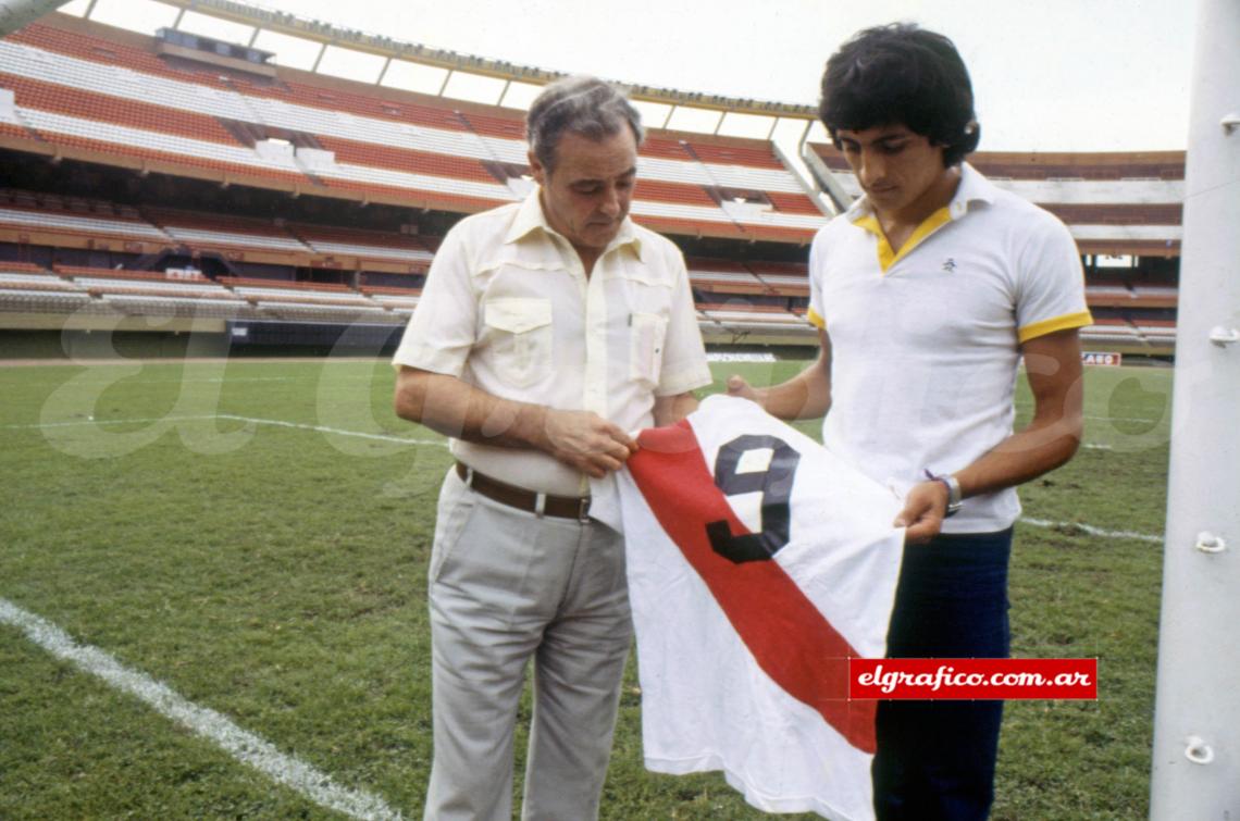 Dos iconos Riverplatenses sostienen la emblemática camiseta número 9.