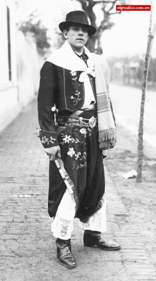Imagen El mítico boxeador Justo Suárez, El Torito de Mataderos, vestido de gaucho de gala posa para el fotógrafo de El Gráfico sobre la vereda empedrada del barrio.