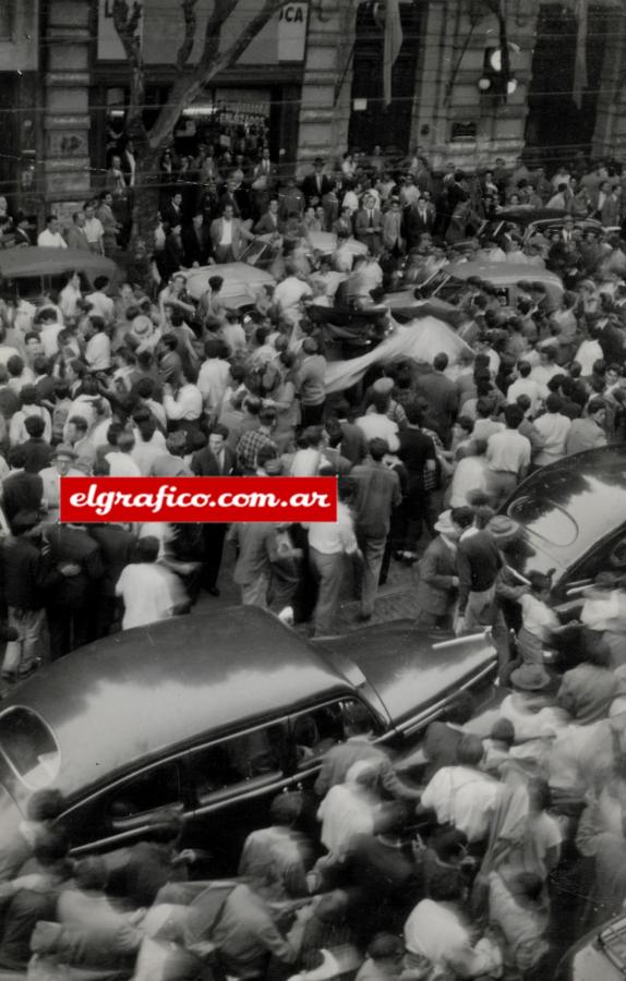 Imagen La alegría xeneize se desparrama por las avenidas y calles de la ciudad.