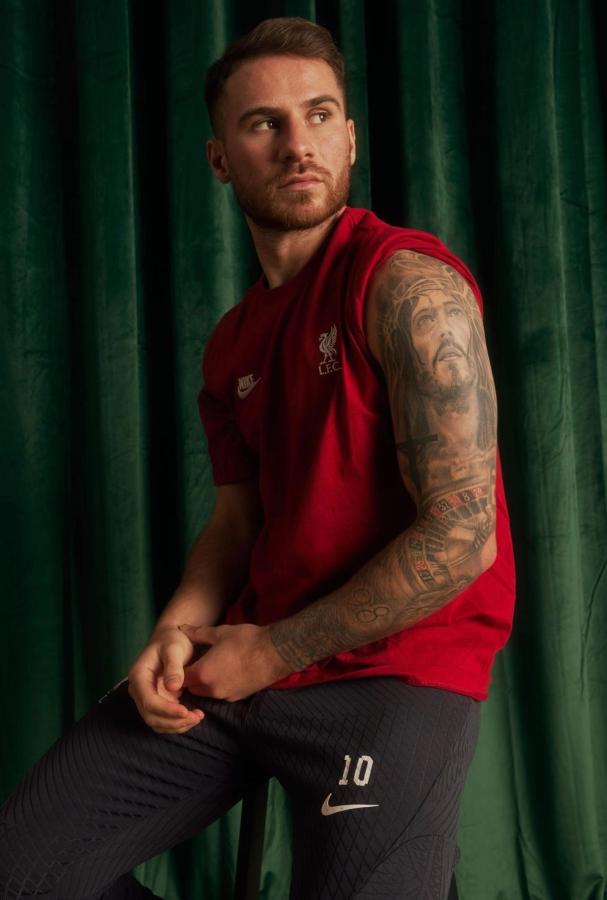 Imagen El brazo izquierdo de Mac Allister y una amplia variedad de tatuajes. Foto: Prensa LFC