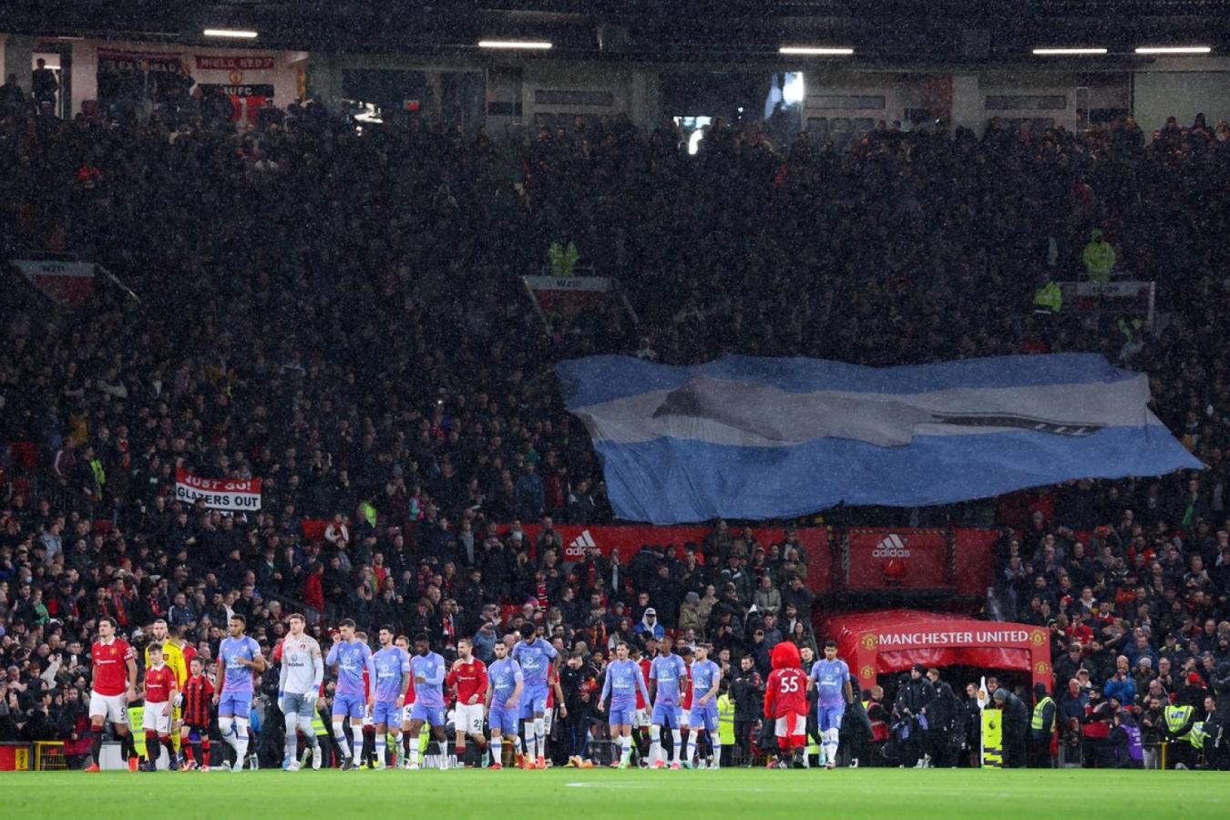 Imagen La bandera desplegada en Old Trafford para el "Carnicero" Martínez.