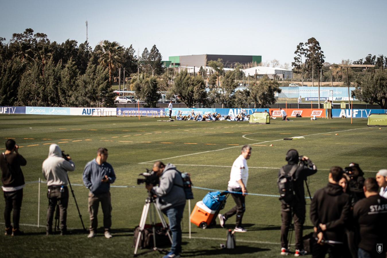 Imagen La selección de Uruguay se entrenó este domingo de cara al choque con Brasil.