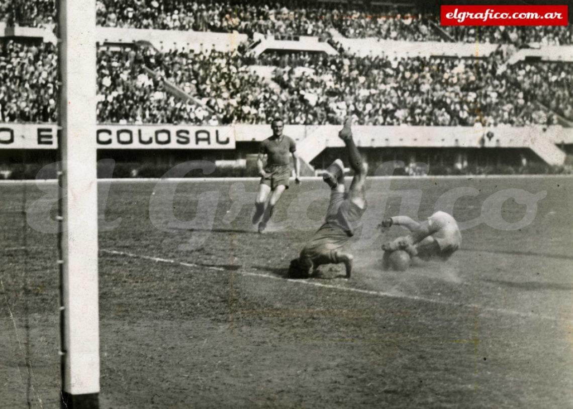 Imagen River – Boca 1940. El histórico goleador de Boca Juniors Jaime Sarlanga, choca con el arquero de River, el español Gregorio Blasco, y da con la jeta en el piso.