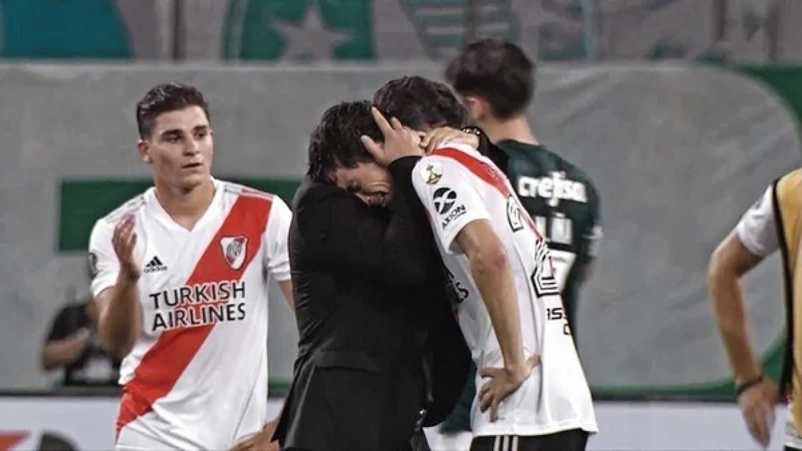 Gallardo consuela a Nacho tras la eliminación ante Palmeiras. Sería su último partido con la camiseta de River antes de partir al Mineiro.