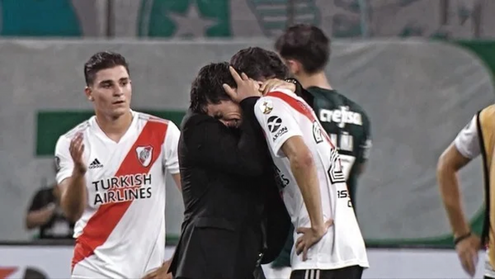 Imagen Gallardo consuela a Nacho tras la eliminación ante Palmeiras. Sería su último partido con la camiseta de River antes de partir al Mineiro.