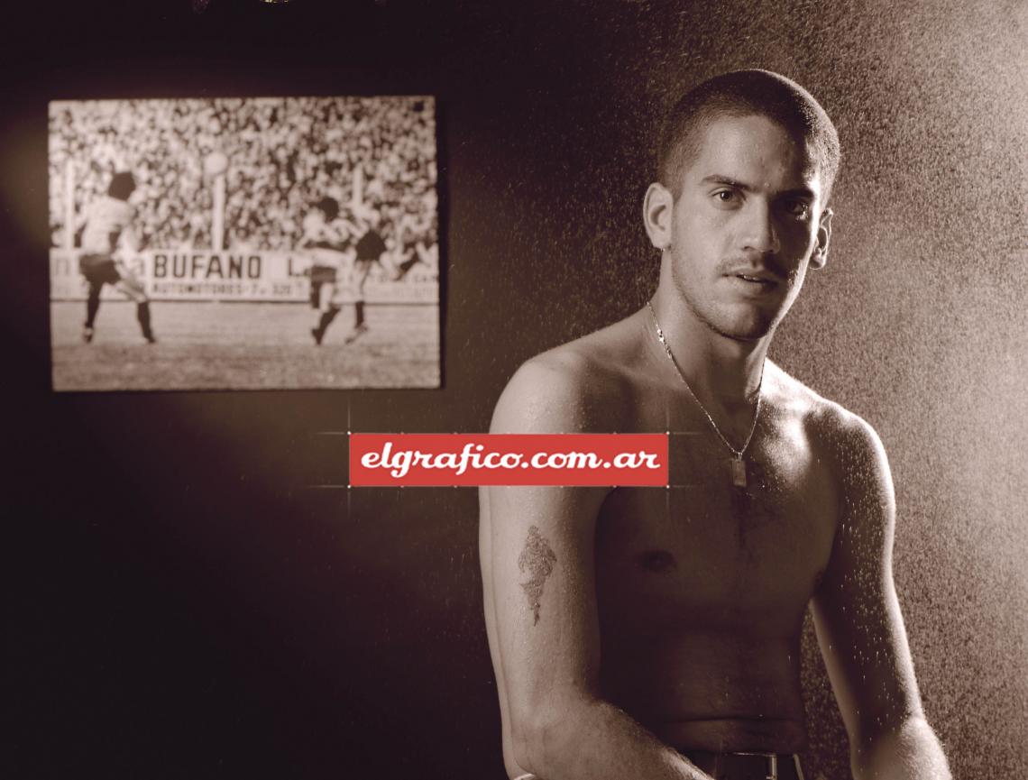 En cueros, con incipientes tatuajes. Así posó para El Gráfico, en 1996, jugaba en Boca.