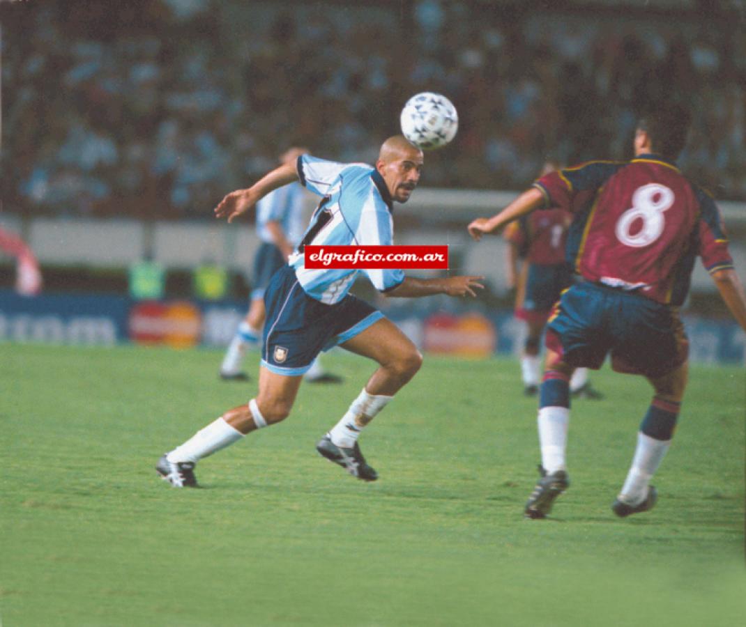 Imagen Veron en la Selección contra Venezuela, por las eliminatorias para el Mundial del 2002.