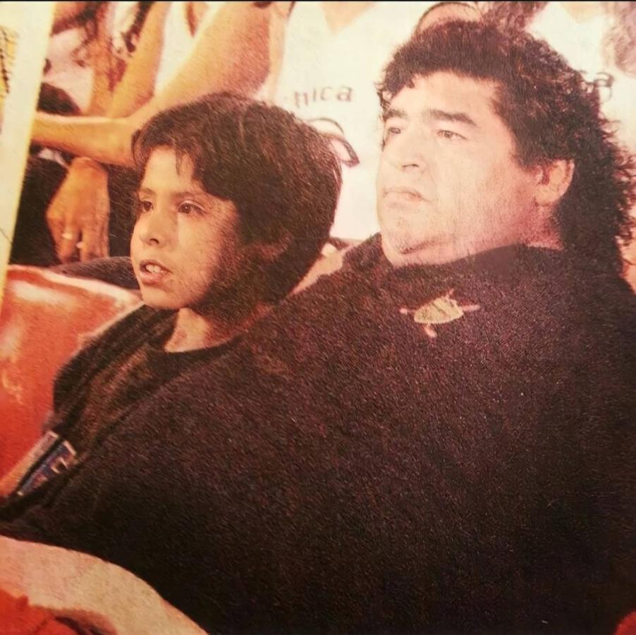 Imagen El pequeño Daniel Valencia con Maradona, en aquel partido a beneficio.