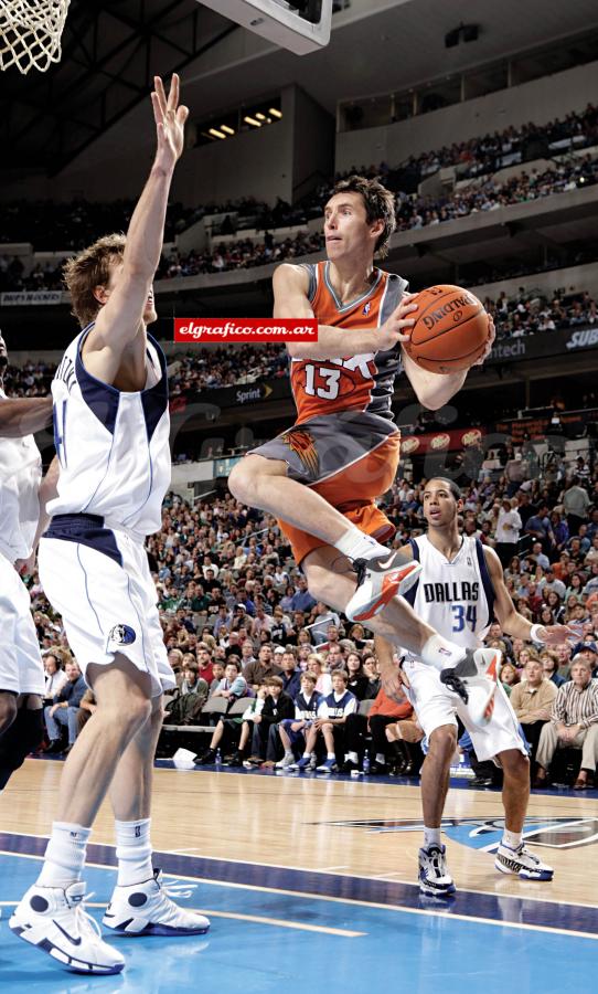 Imagen Nash la rompe. En el torneo de volcadas del Juego de las Estrellas 2005, dio una asistencia tirando una bicicleta de potrero.