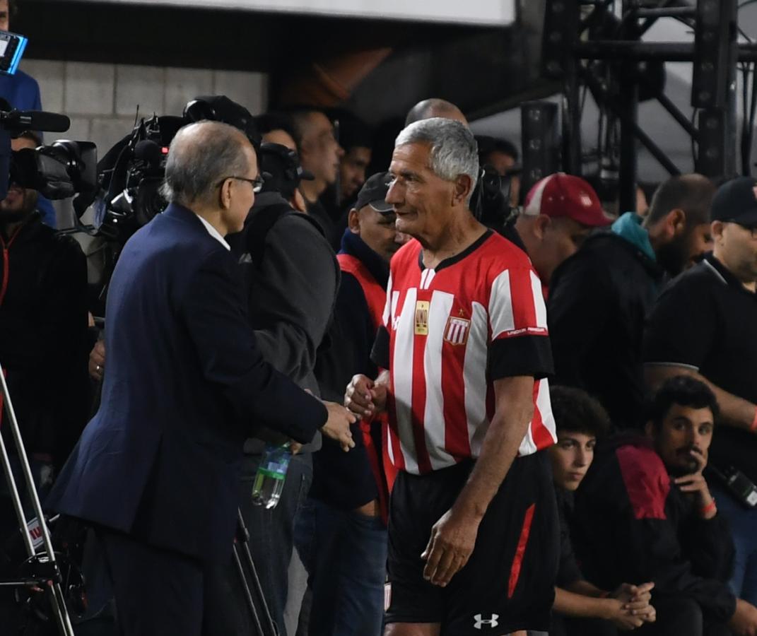 Dos potencias se saludan.