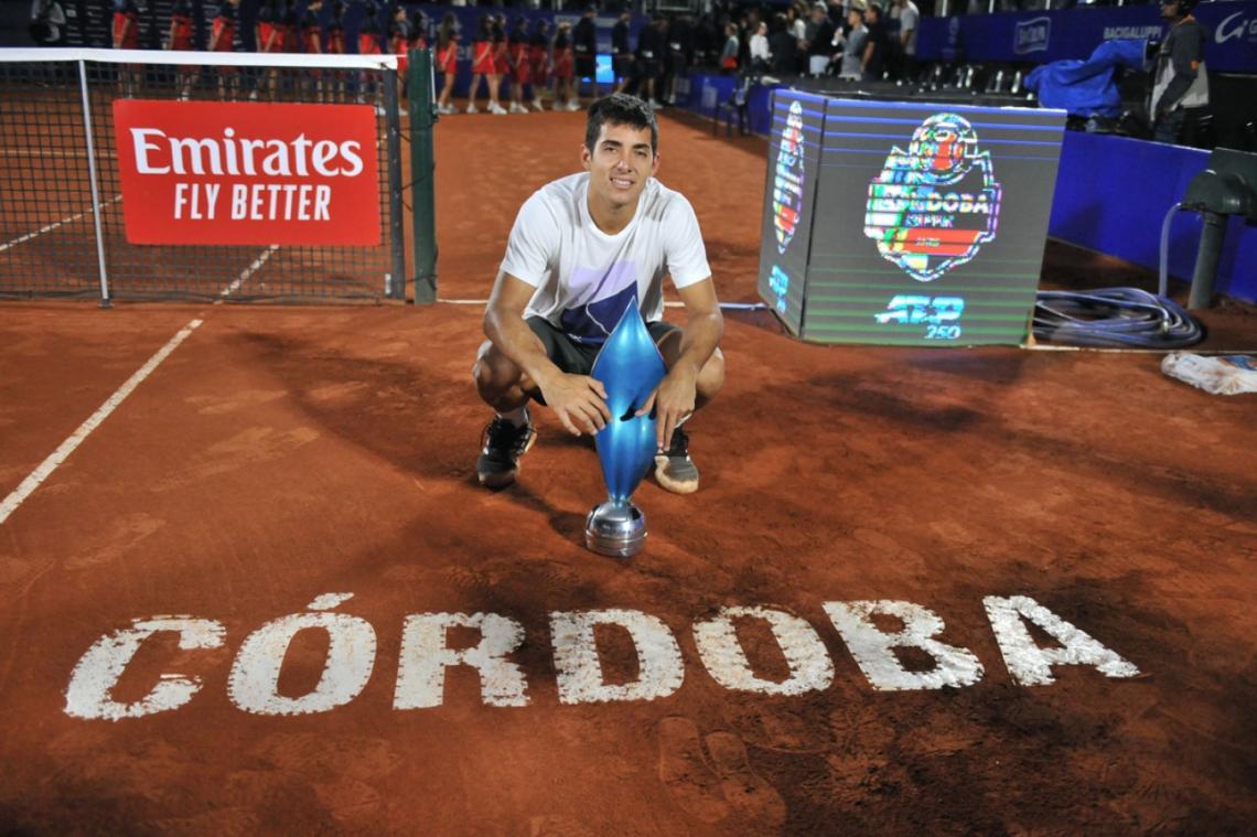 Imagen El chileno de 23 años posa con la copa, con este título alcanzó la posición número 26 en el ranking de la ATP.