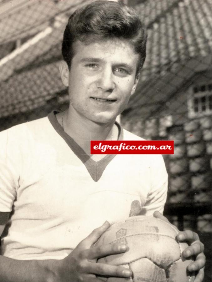 Imagen Alberto Rendo debutó en Huracán y pasó a San Lorenzo, donde salió Campeón en 1968.