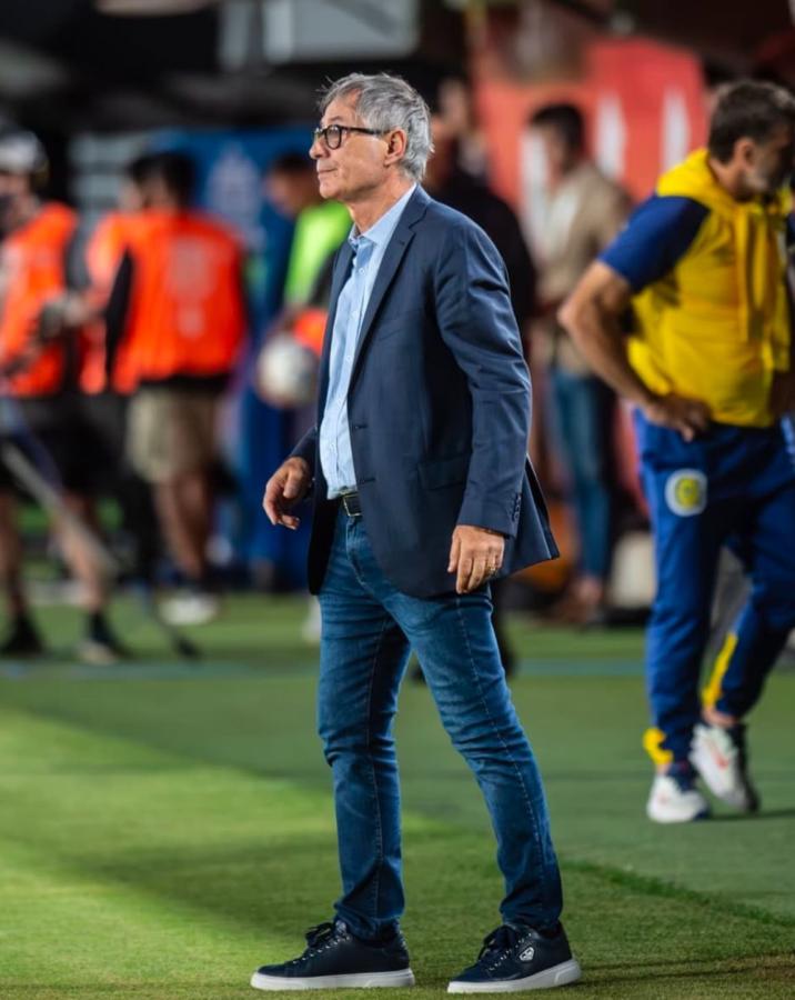 Imagen Holan debe definir si preserva futbolistas al borde de la suspensión y con molestias físicas.