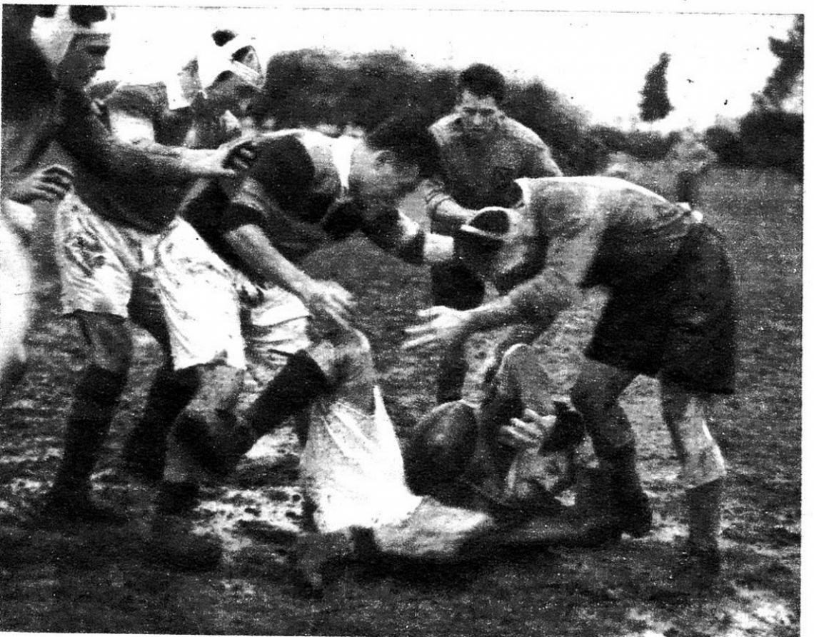 Los componentes de la primera línea de Hindú, Bastiani, Culasso y Gutiérrez inician un dribbling, pero este último parece que ha dado un tropezón, lo que facilita la intervención de Barnadas y Dacharry, que tratan de llevarse la pelota.