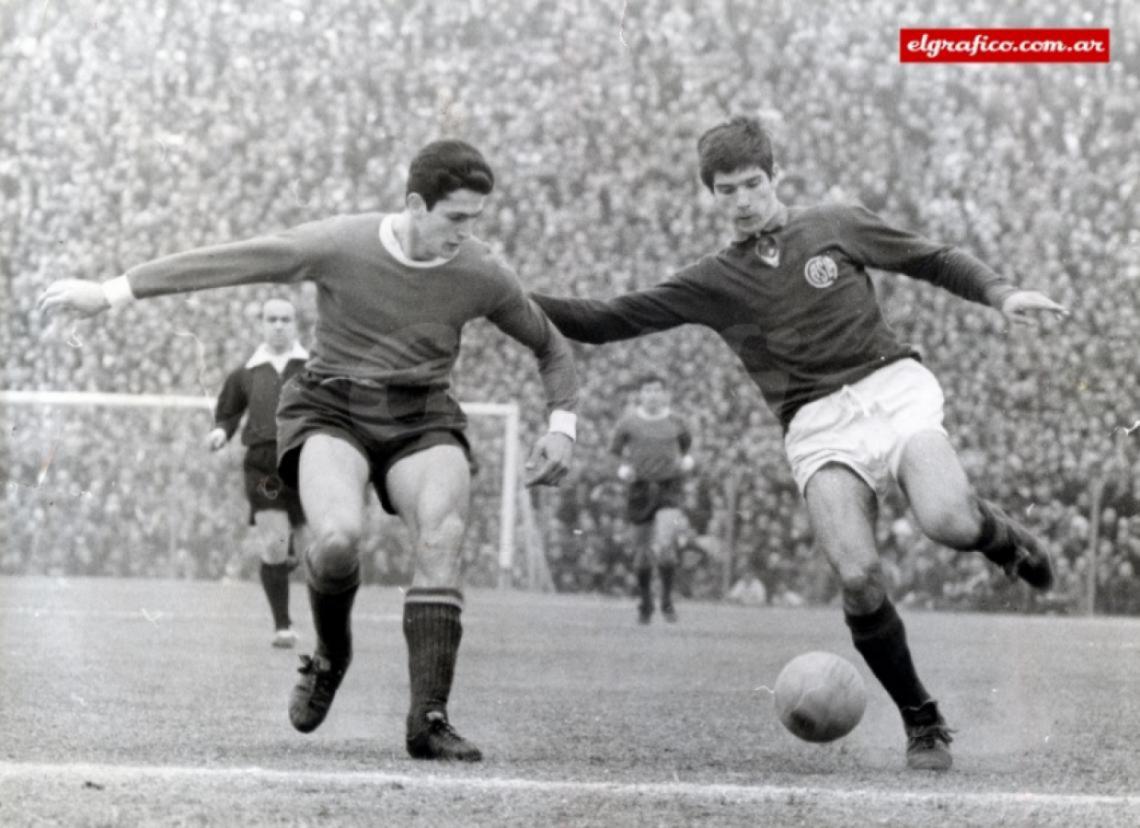 Imagen 23.08.64 San Lorenzo 3 - 1 Independiente. El Bambino domina la pelota frente a Juan Carlos Guzmán. Con 18 años Héctor Veira convierte los tres goles de San Lorenzo frente a Independiente.