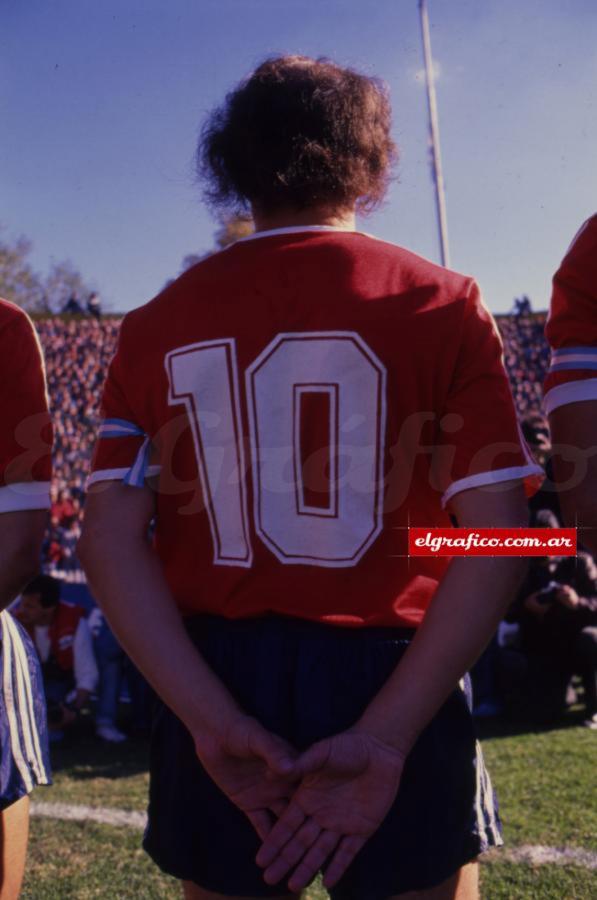 Imagen Bochini consigue su último campeonato en la temporada 88-89. Independiente le sacó 8 puntos al segundo, Boca, y 16 al tercero, Deportivo Español. El técnico era Eduardo Solari.