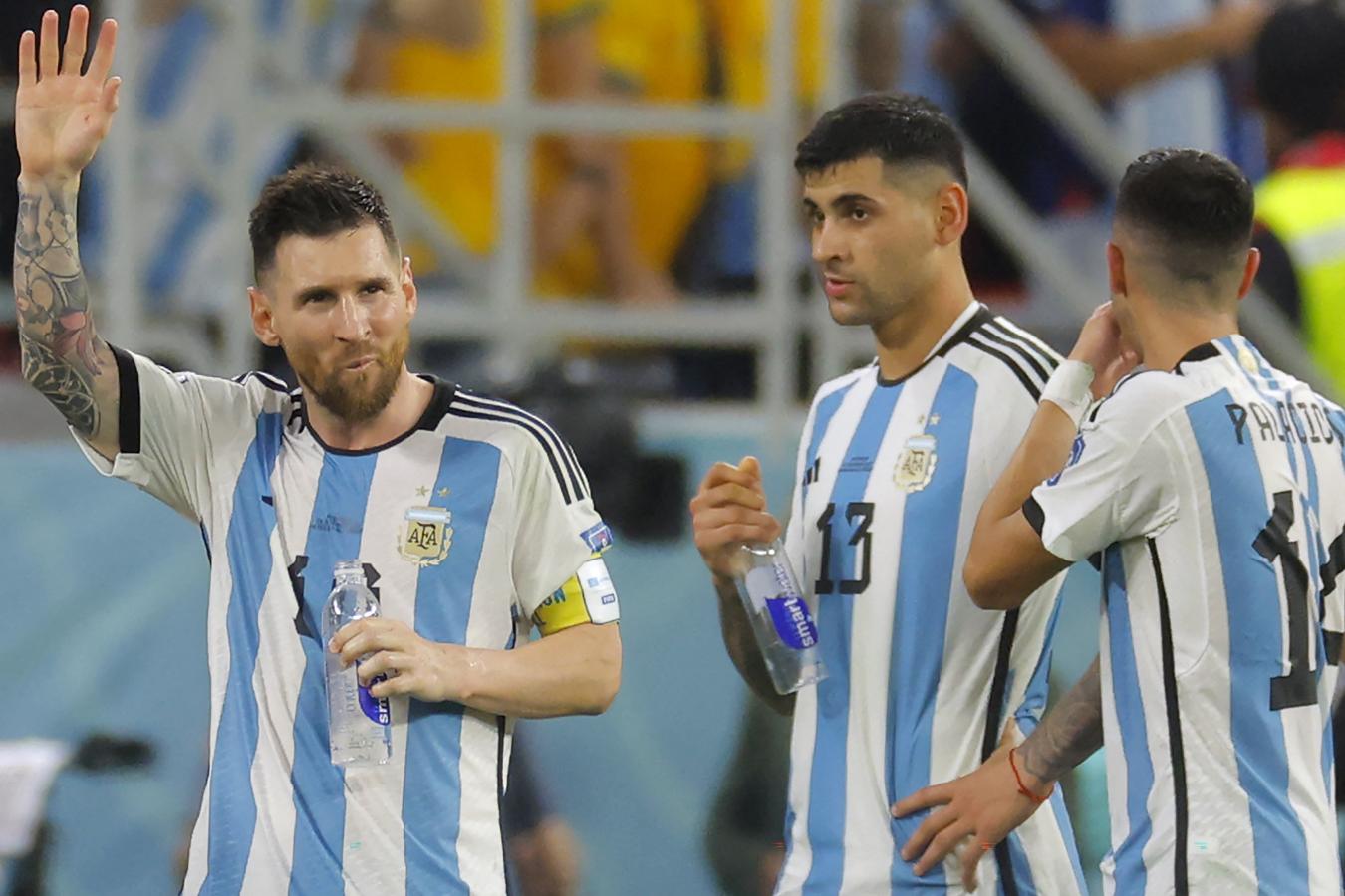 Imagen Exequiel Palacios con Messi y Cuti Romero. Foto País Doha, Catar Crédito Odd ANDERSEN / AFP 