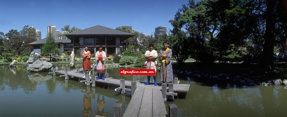 Imagen El buen humor de Chilavert, Basualdo, Asad y Flores, en el Jardín Japonés, como símbolo de la ilusión de Vélez, que en pocos días enfrentará al Milan por la Copa Intercontinental en Japón. 